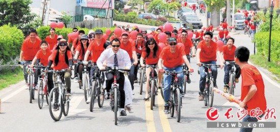 瀏陽以培育和踐行社會主義核心價值觀為根本,始終把推動移風易俗樹立文明風氣放在重要位置。 圖為在瀏陽城區舉辦的一場自行車婚禮。長沙晚報通訊員 劉建國 攝