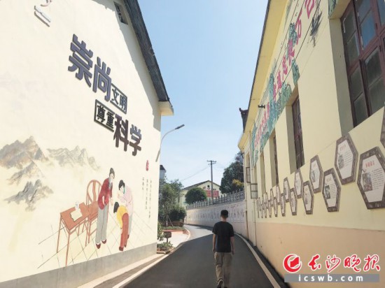 瀏陽市沙市鎮河背村打造孝文化廣場、孝文化系列文化墻等文化陣地,宣傳移風易俗,倡導文明新風。 長沙晚報記者 李廣軍 攝