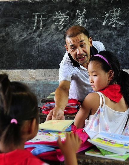 揭鄉村學校教師流失現狀:炊事員代班語文課