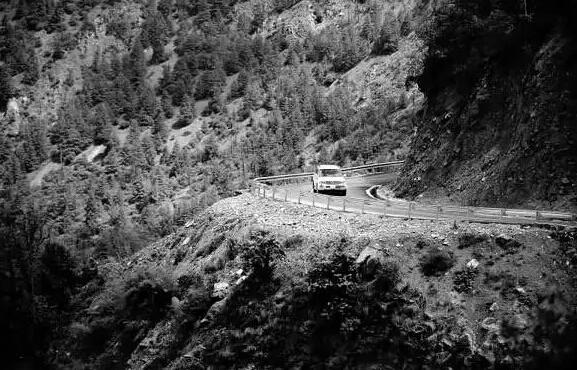 輝煌50年:西藏公路從無到有 世界游客暢行“世界屋脊”