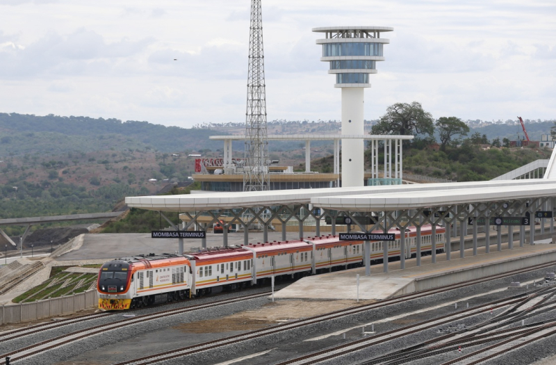 肯尼亞蒙內鐵路連接肯尼亞首都內羅畢和東非第一大港蒙巴薩,全長約480公里,是一條采用中國標準、中國技術、中國裝備建造的現代化鐵路。蒙內鐵路是肯尼亞半個世紀來最大的基建工程,目前項目按計劃穩步推進,計劃于今年6月開始試運營。