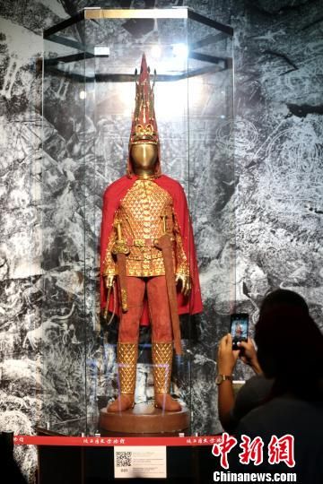 圖為重新裝扮的“金人”服裝和武器。 張遠 攝