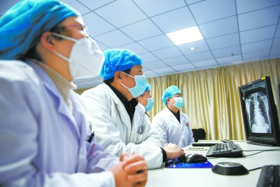 2月10日,湖北秭歸縣人民醫院新冠肺炎醫療救治專家通過遠程連線,對該縣屈原鎮衛生院的一個疑似新冠肺炎發熱病例進行會診指導。新華社發